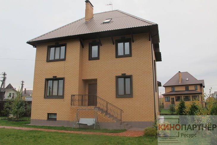 Локации и объекты локейшн - Кирпичный дом с верандой, камином и ...